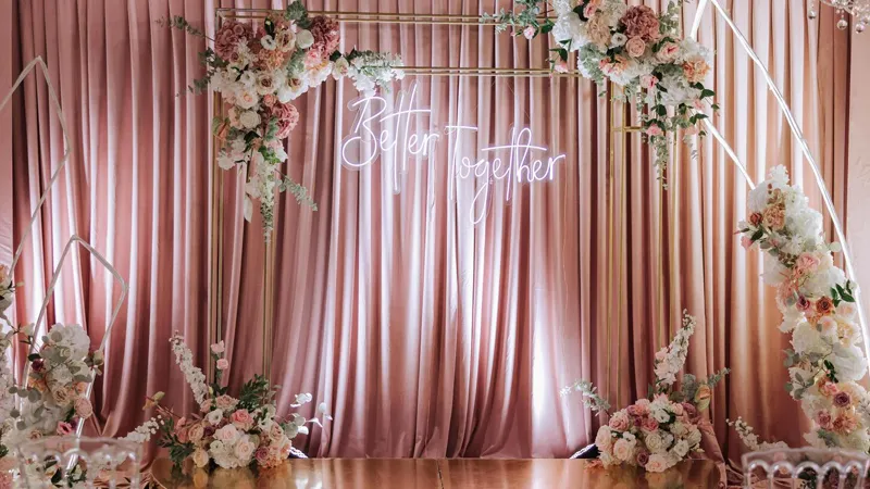Special design of the bride and grooms place طراحی خاص جایگاه عروس و داماد