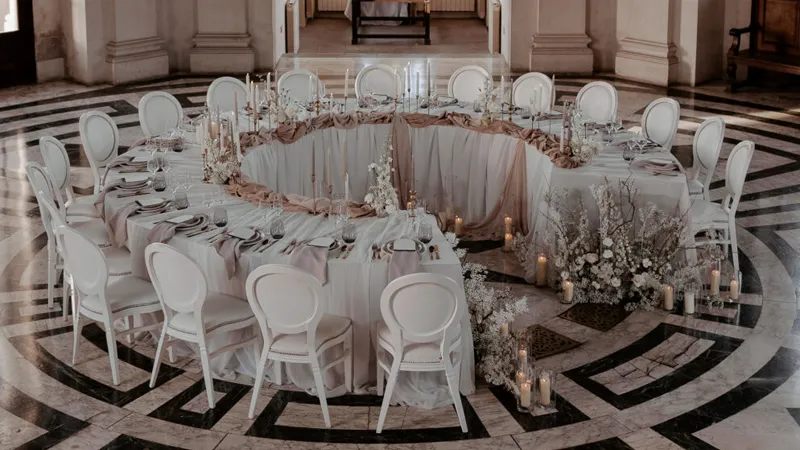Using curved forms in the wedding hall استفاده از فرم های منحنی در تالار
